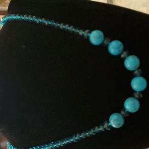 GORGEOUS TEAL GLASS AND TURQUOISE BEADS NECKLACE.